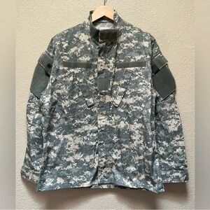 Defender U.S. Army Combat Uniform Camo Ripstock Uniform Jacket Mens Size Medium